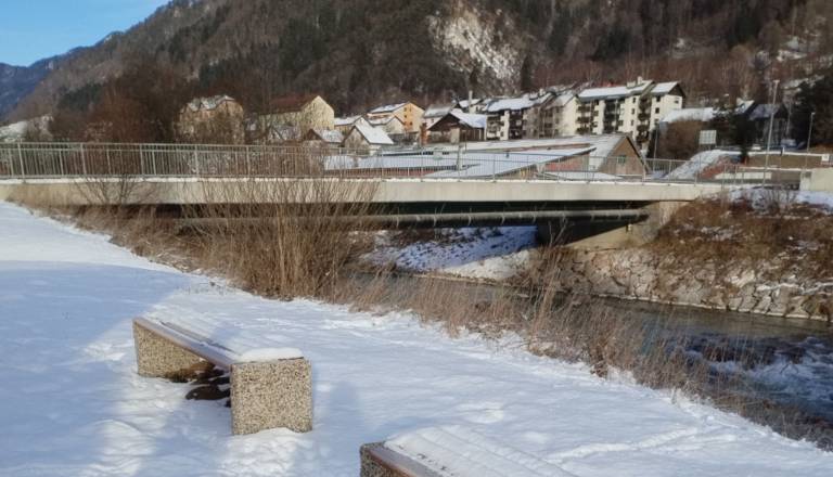 Zakaj ob sprehajalni poti ob Savi ni klopi in košev? Občina pojasnjuje, da postavitev urbane opreme tam ni dovoljena