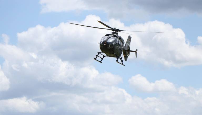 Motorist v Podlehniku izgubil nadzor nad vozilom in končal v jarku, v bolnišnico so ga odpeljali s helikopterjem