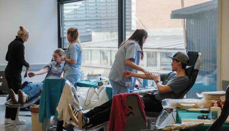 Študenti stopili skupaj: Velik odziv na prvem dnevu krvodajalske akcije, ta bo tudi v torek in sredo