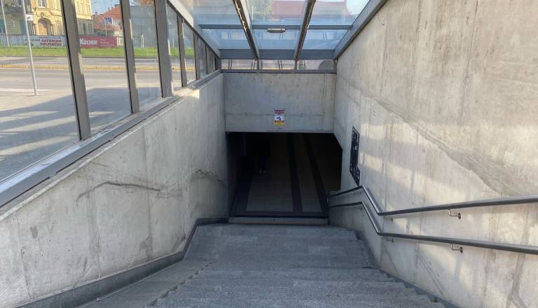 Občanka opozarja: dvigalo v ptujskem podhodu pogosto ne deluje, prehod za nekatere skoraj nemogoč