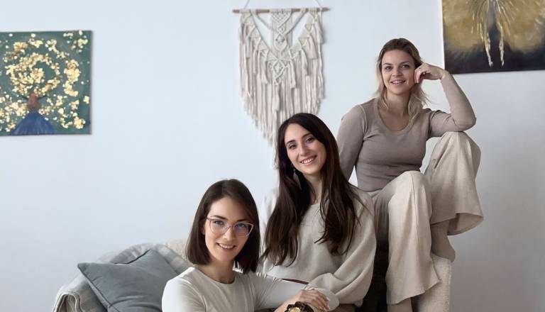 Tri ženske združile moči in na Ptuju odprle »pravljični portal«, kjer lahko za trenutek odložite vsakdanje skrbi