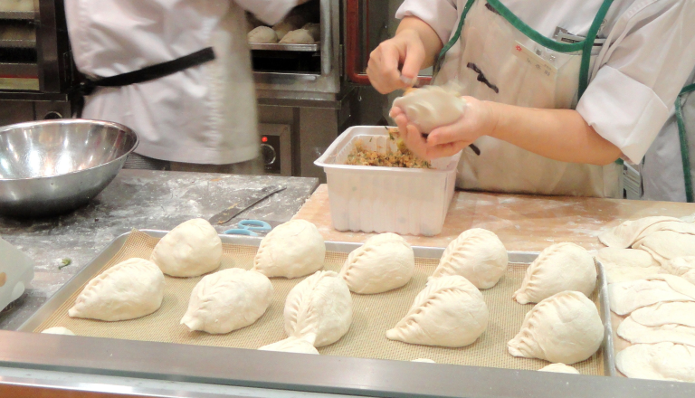 Koliko lahko zaslužite v Ljubljani?  Za kuharja do 3.500 evrov, za delo v proizvodnji do 2.500 