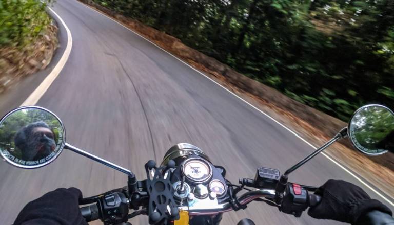 Motorist v ovinku izgubil nadzor in končal v jarku, v bolnišnico so ga odpeljali s helikopterjem