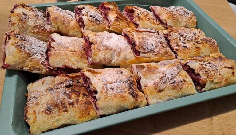 Saj ni res, pa je! Spor zaradi »popolnega recepta« za štrudelj se je končal z nožem v vratu 