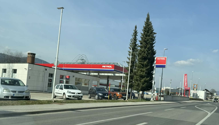 Petroli na Dolenjskem pokajo po šivih, na številnih zmanjkalo goriva. Kje še lahko tankate in kaj odgovarjajo na Petrolu?