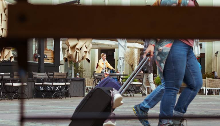 Hrabro dejanje Mariborčana: Sašo Ćomić med oboroženim ropom zlatarne stopil pred storilca s pištolo