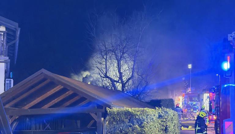 FOTO in VIDEO: V Pekrah gori nova stanovanjska hiša, na terenu več gasilskih ekip