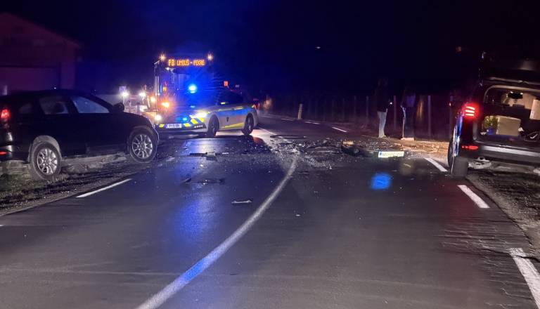 FOTO: Prometna nesreča v Limbušu: Po trčenju dveh vozil cesta zaprta