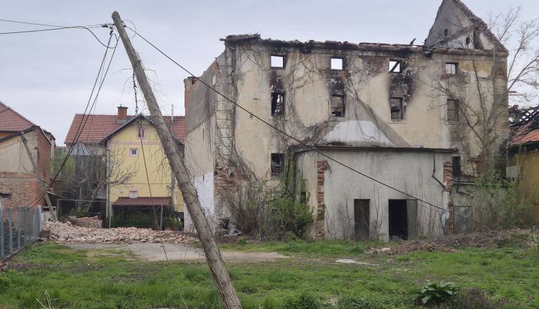 FOTO in VIDEO: Žalostni prizori simbola Beltincev: Opeke odpadajo po tekočem traku, poškodovana tudi električna infrastruktura