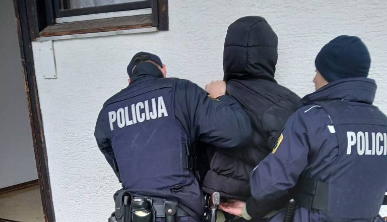 46-letnik izsiljeval namišljen dolg in napadel žrtev