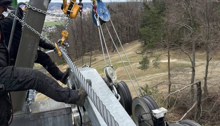 FOTO in VIDEO: Poglejte, kako poteka zamenjava kolesnih baterij na Pohorski vzpenjači