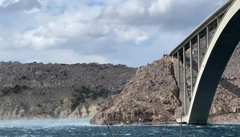 Most na Krk zaprt, Pag odrezan: Sunki vetra na jadranski obali presegajo 190 kilometrov na uro