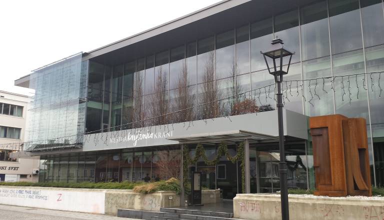 Skoraj 20.000 članov: Mestna knjižnica Kranj razkrila, kateri so trenutno največji bralni hiti