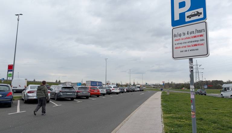 FOTO in VIDEO: Parkiranje ob avtocesti? Vozniki opozarjajo na kazni in celo lisice