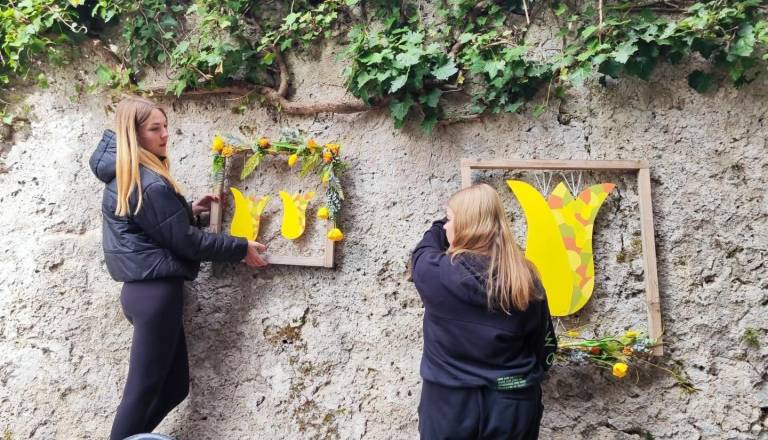 Mladi vrtnarji iz Naklega odeli Blejski grad v pomlad in veliko noč. Pridite pogledati čudovito (o)krasitve