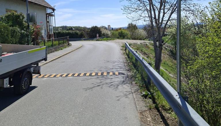 FOTO: V Brstju končno postavili hitrostno oviro, bo to povečalo prometno varnost?