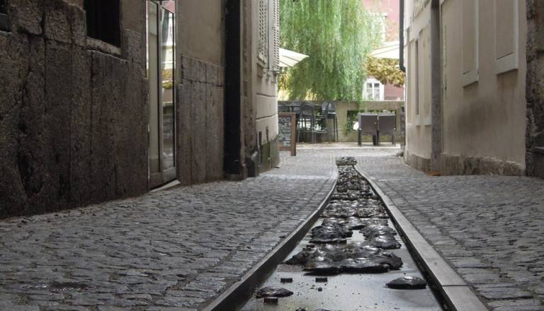 Sredi turističnega srca Ljubljane smrad, iztrebki in bruhanje: meščani opozarjajo na umazano Ključavničarsko ulico