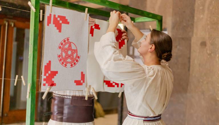 Pomen simbola, ki ga pogosto vidimo: Kaj v resnici pomeni peterokraka zvezda?