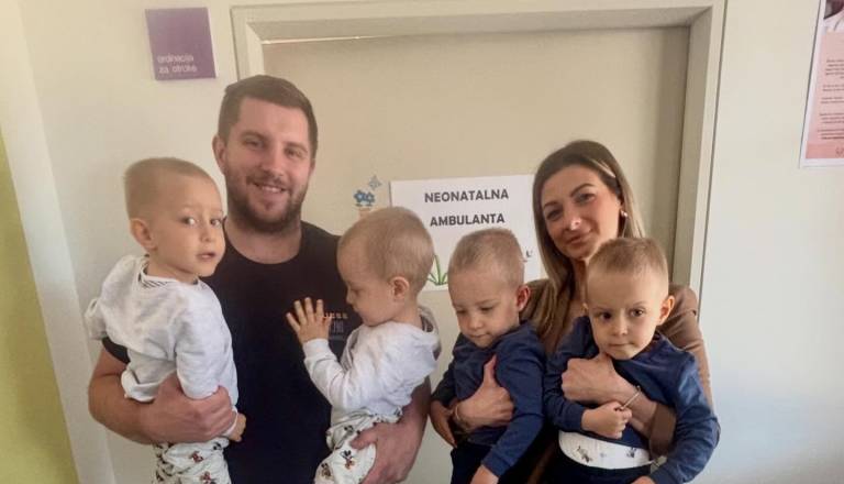 Čudež iz ljubljanske porodnišnice: Četverčki pri dveh letih navdušili zdravnike in babice