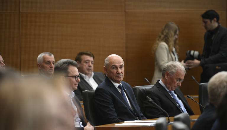 SDS mandatov ne bo izpodbijala, Janša pa napoveduje novo pravno bitko