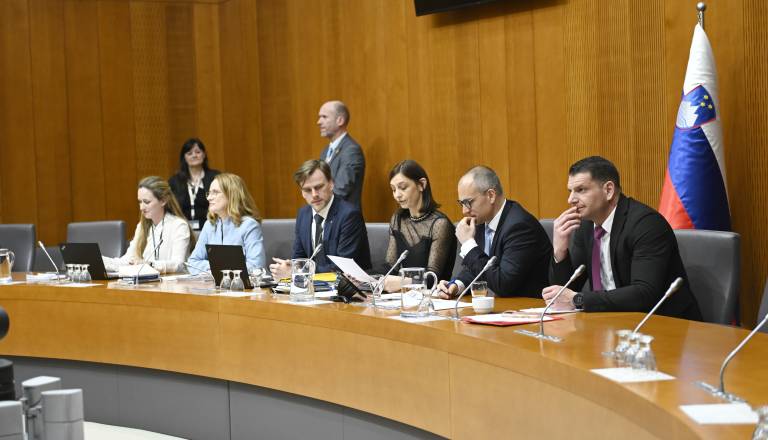 FOTO: Novi poslanci prvič v državnem zboru, sejo so prekinili