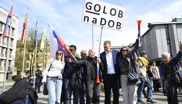 FOTO: Novi poslanci v parlamentu, pred stavbo pa Primc skandira: »Ne pozabite, kdo vas je izvolil«