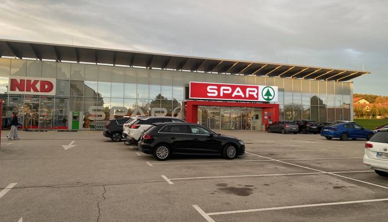 Znano, kako je Spar odgovoril občini glede parkiranja v Rabelčji vasi