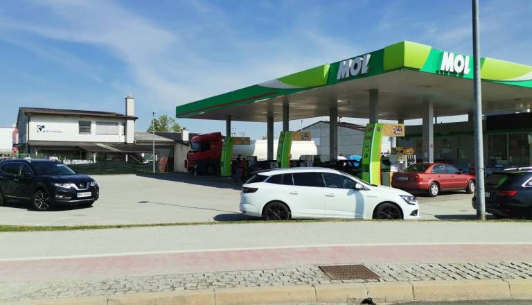 Na bencinskem servisu se je sprožil alarm, gasilci prezračili prostore