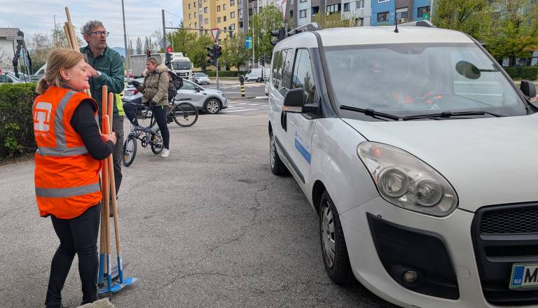 FOTO: Zaposleni mariborske občine in holdinga zavihali rokave in uredili štiri lokacije po mestu