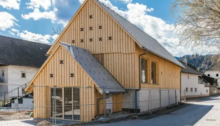 Kulturni spomenik z novo vlogo: Na Mrakovi domačiji na Bledu bo zaživela galerija kiparja Slavka Oblaka