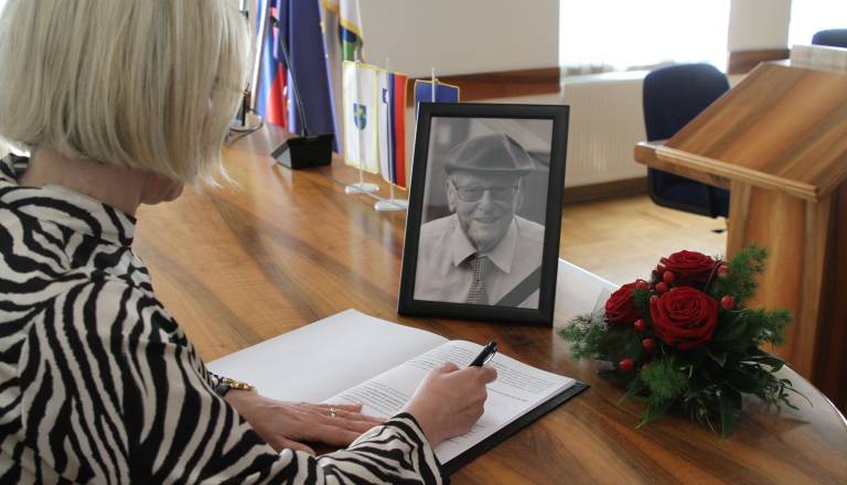 Poklon velikemu človeku: Trebnje se je poslovilo od svojega častnega občana