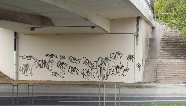 V Mariboru prebarvali grafite, a zid ni ostal bel niti en dan