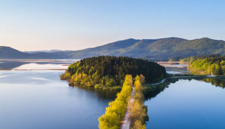 Iz Cerkniškega jezera na vrt: Notranjski park predstavlja inovativen kompost