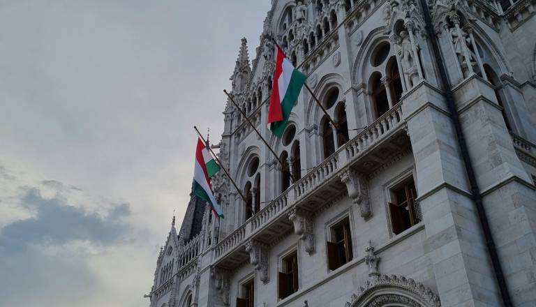 Kaže na hud poraz Viktorja Orbana, ta že čestital Magyarju za zmago