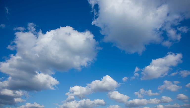 Še zadnji sončni dan, jutri že več oblakov in prve plohe