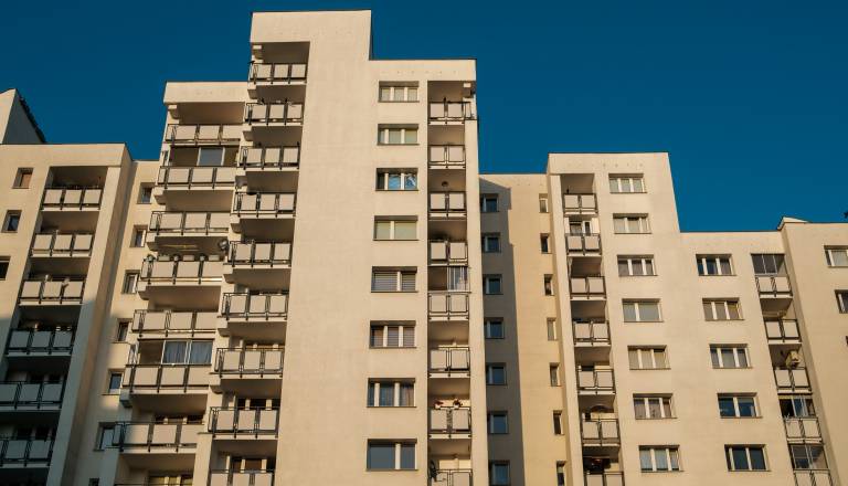 Tragedija pri južnih sosedih: Ženska skočila z bloka, v stanovanju mrtva najstnica