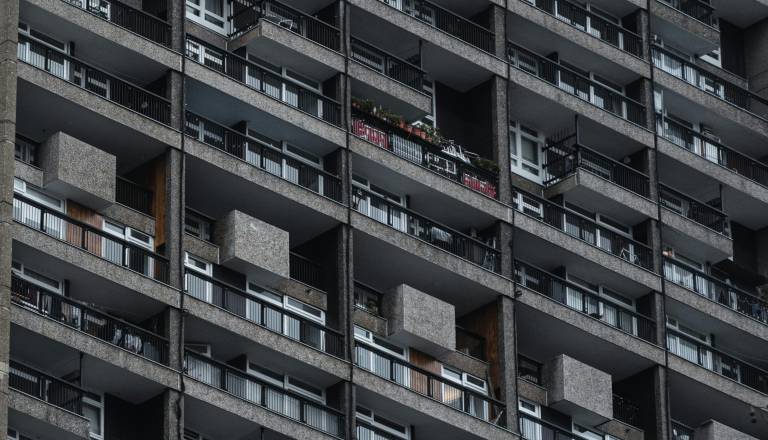 Tragedija v bloku: Po skoku ženske v stanovanju našli še mrtvo mladoletnico