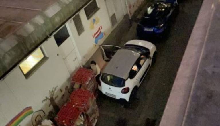 V Šiški že pet let blokirana intervencijska pot z dostavnimi vozički: »Ukrepajte, preden bo prepozno!«