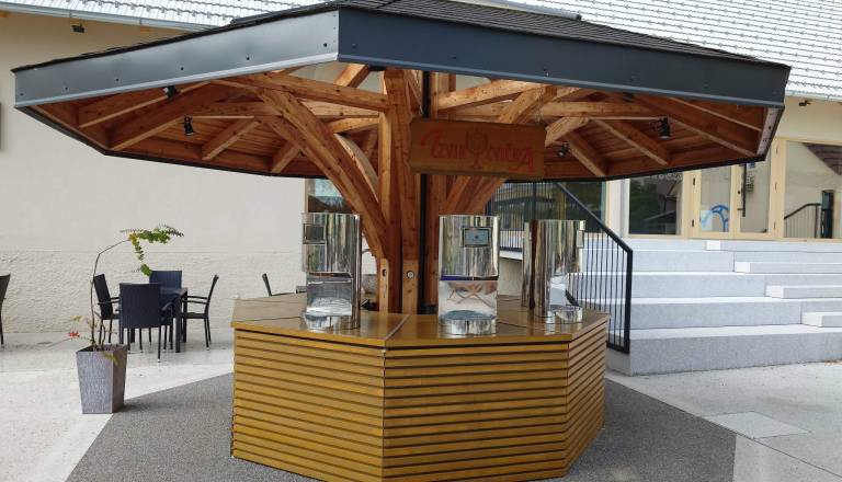 Dolenjska fontana cvička začela sezono: ta vina so izbrali za letošnjo sezono