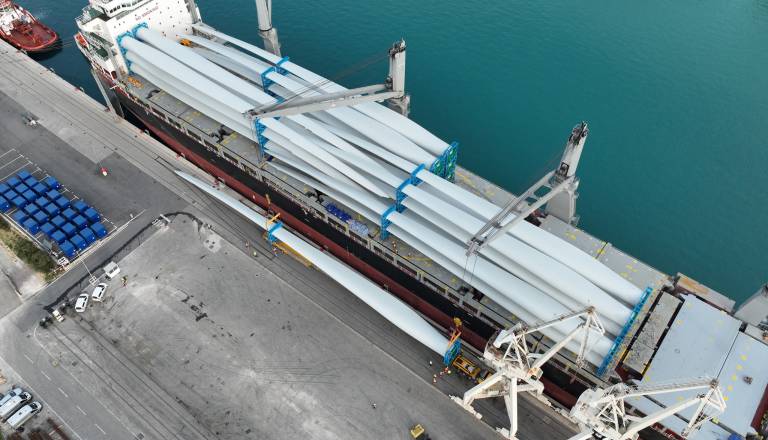 Pozor na cesti! Izredni prevoz čez Slovenijo, proti Avstriji bodo peljali 87-metrski tovor