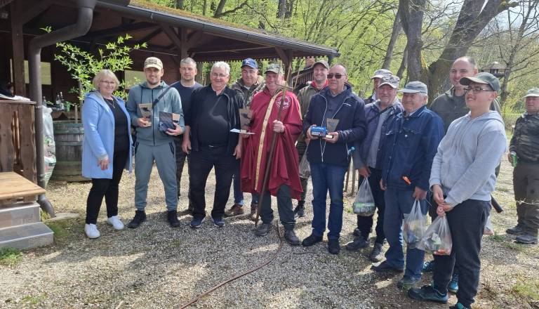Na Bukovniškem jezeru okronali novega ribiškega carja