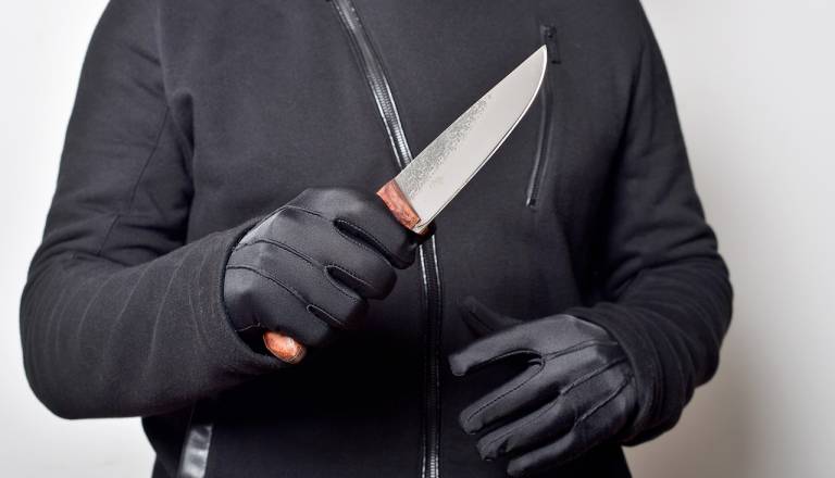 32-letnik z nožem napadel znanca