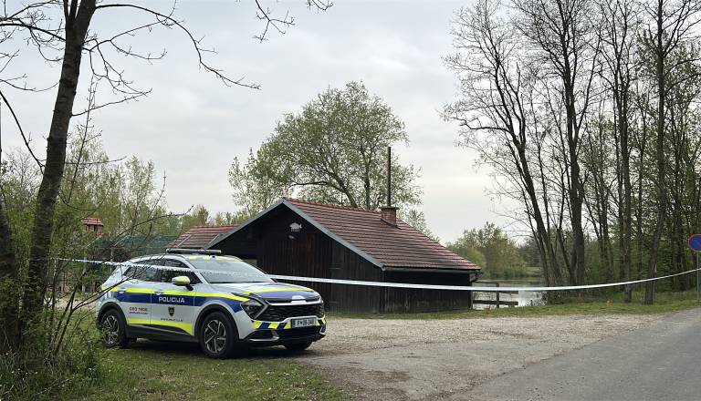 FOTO in VIDEO: Najprej grozil s puško, nato ustrelil: Policija prijela osumljenca, preiskujejo poskus uboja ✅