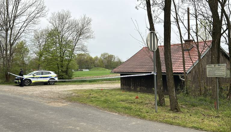 FOTO in VIDEO: Pri pomurski gramoznici s puško grozil dvema osebama, odjeknili tudi streli