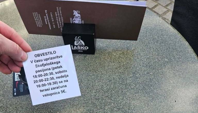 V Škofji Loki razburila 'vstopnina' evrih za teraso med pasijonom, Pr Homann: Avtorju nismo zaračunali nič