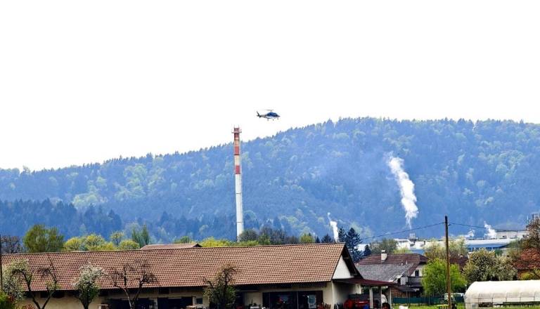 FOTO in VIDEO: Vzhod Ljubljane že dlje časa nizko preletava policijski helikopter