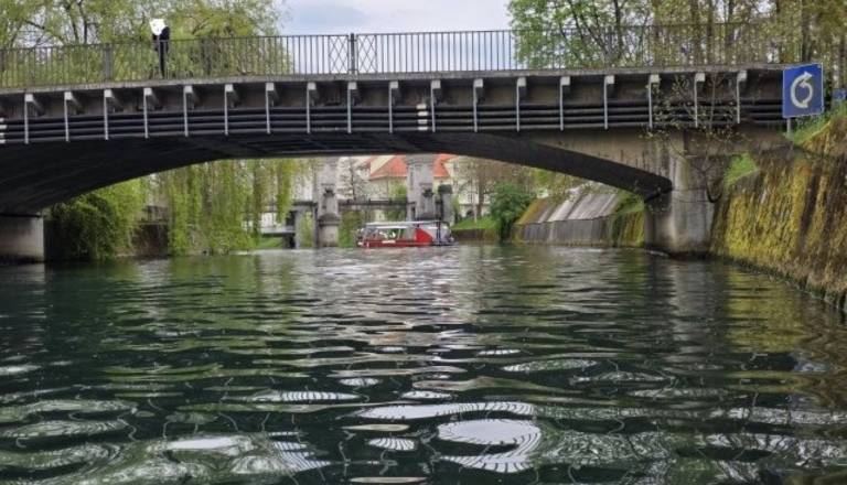 Ladjice tik pred zapornicami na Ljubljanici: »Samo vprašanje časa je, kdaj bo prišlo do tragedije!«