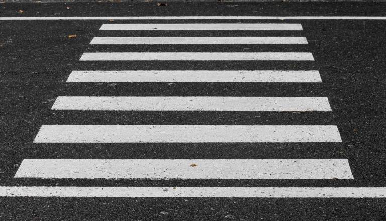 Osebno vozilo na prehodu za pešce zbilo pešca