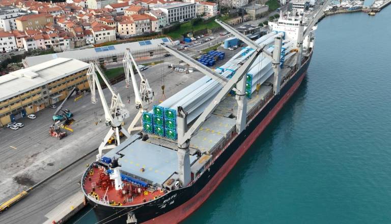 V sredo izredni prevoz elis: Promet proti Šentilju upočasnjen