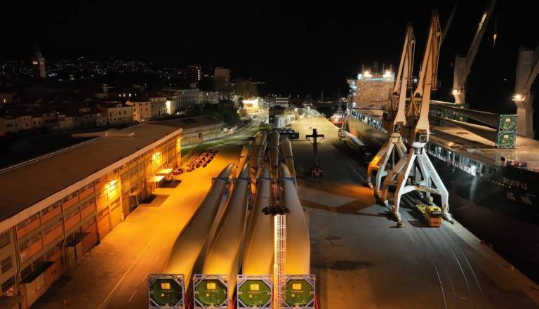 V sredo izredni prevoz elis: Promet na pomurski avtocesti upočasnjen